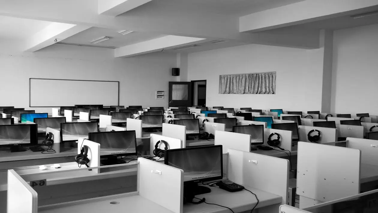 Office_empty_cubicles